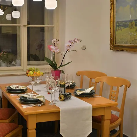 Charming Downtown Flat
