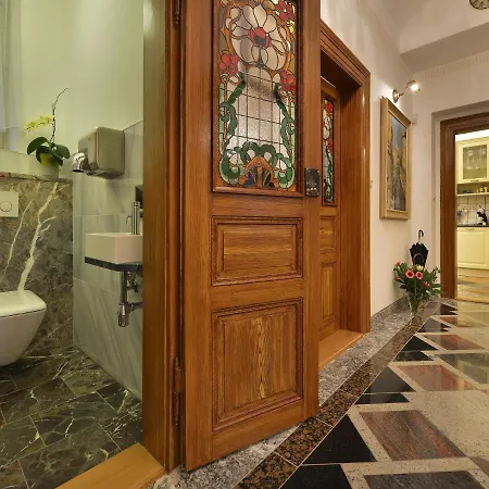 Charming Downtown Flat *